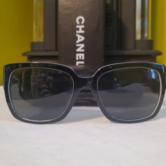 🔥 CHANEL BLACK SUNGLASSES WITH PURPLE PINK INNER COLOR - Picture 3 of 11